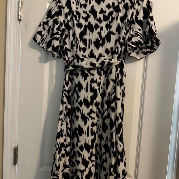 Printed Leopard V-Neck Short Sleeve Ruffled Hem Mini, fits like sm/med. - Picture 5 of 7